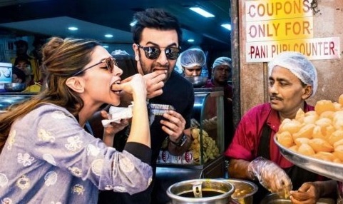 Deepika Padukone and Ranbir Kapoor eat Pani Puri