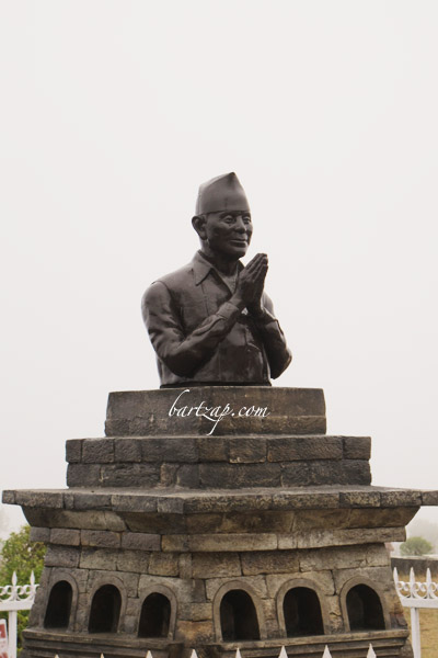 patung-girija-prasad-koirala-di-peace-pagoda-pokhara