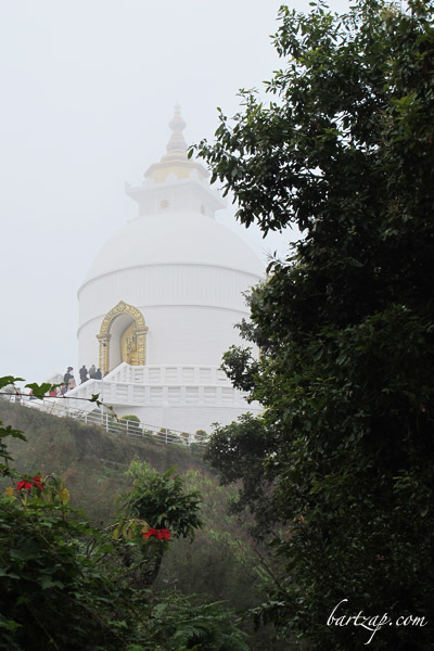 peace-pagoda-di-bukit-ananda-pokhara