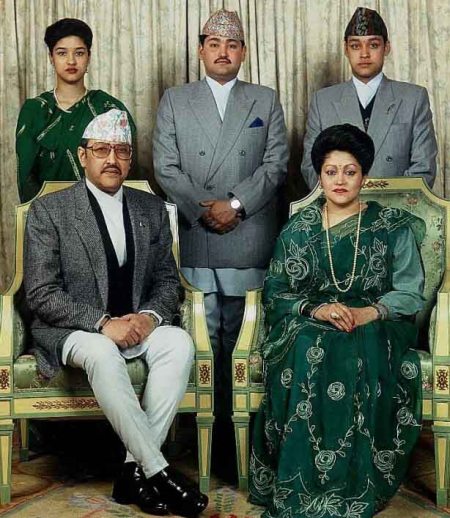 raja-birendra-pangeran-dipendra-dan-keluarga