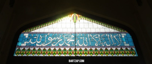 detail-kaligrafi-kaca-patri-masjid-al-aqsha-menara-kudus-sunan-kudus-bartzap-dotcom