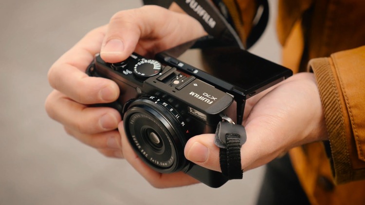kamera-fujifilm-x70-in-hand-bartzap-dotcom