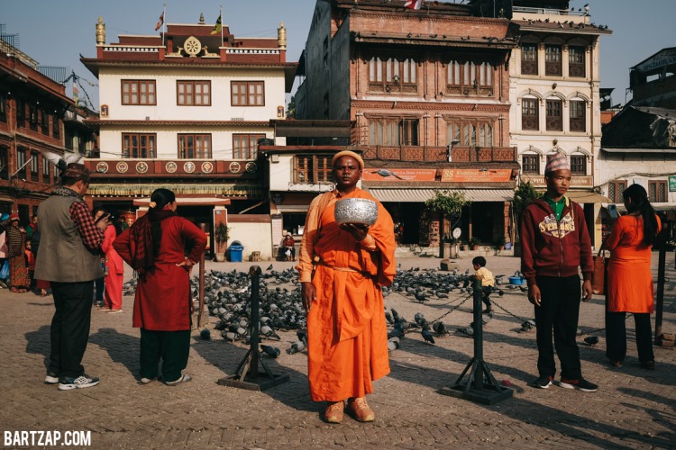 biksu-di-boudhanath-nepal-cultural-trip-2018-catatan-perjalanan-seminggu-bersama-kawan-bartzap-dotcom