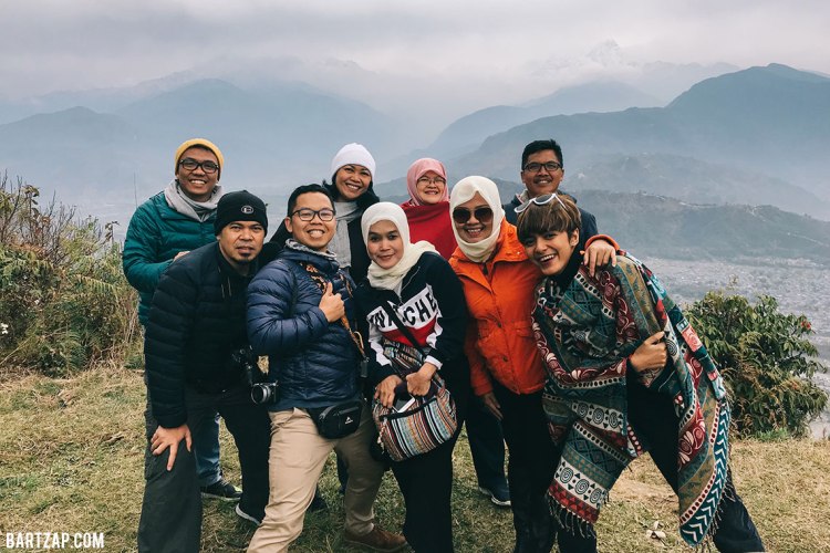 bersama-sama-di-sarangkot-view-point-nepal-cultural-trip-2018-catatan-perjalanan-bersama-kawan-bartzap-dotcom