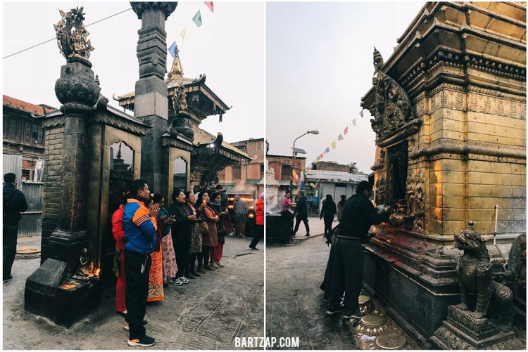 kesibukan-peziarah-di-swayambunath-pagi-hari-nepal-cultural-trip-2018-catatan-perjalanan-bartzap-dotcom