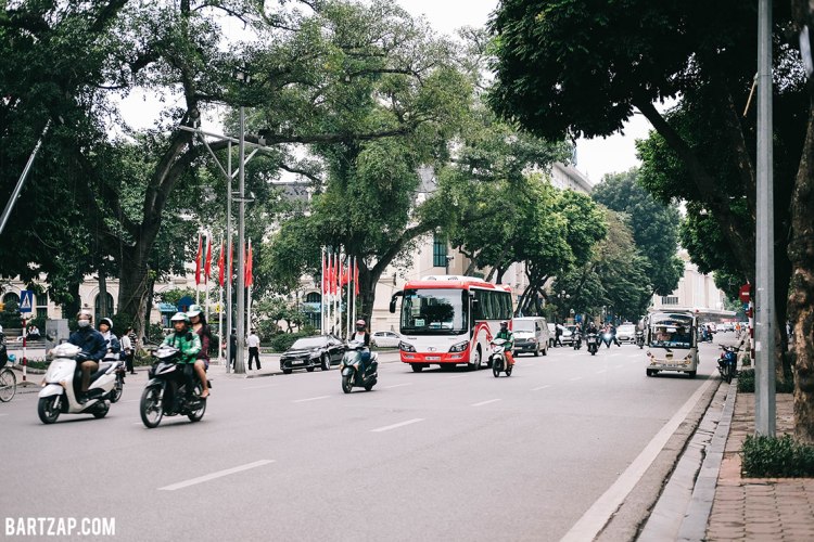 jalan-raya-di-hanoi-vietnam-pada-pandangan-pertama-bartzap-dotcom