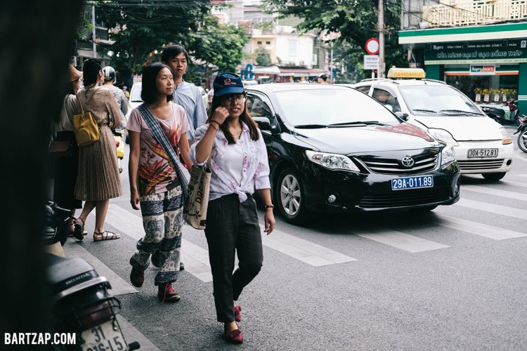 jalanan-di-hanoi-vietnam-pada-pandangan-pertama-bartzap-dotcom
