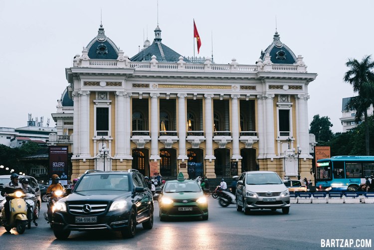 opera-house-di-hanoi-vietnam-pada-pandangan-pertama-bartzap-dotcom