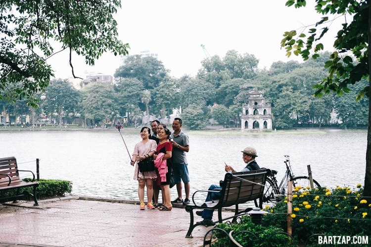 selfie-wefie-di-danau-hoan-kiem-hanoi-vietnam-pada-pandangan-pertama-bartzap-dotcom